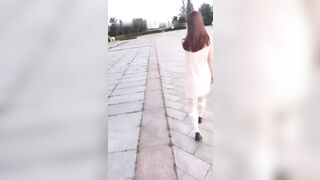 清纯美女【疯狂女神】，户外公园广场，人来人往，随时刺激，揉奶露逼，站着啪啪超精彩！