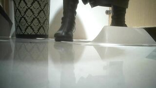 潜入高档餐厅女厕偷拍漂亮女白领的小黑鲍