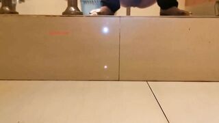 商场女厕用手电大胆狂拍美少妇的小黑鲍 又爽又刺激