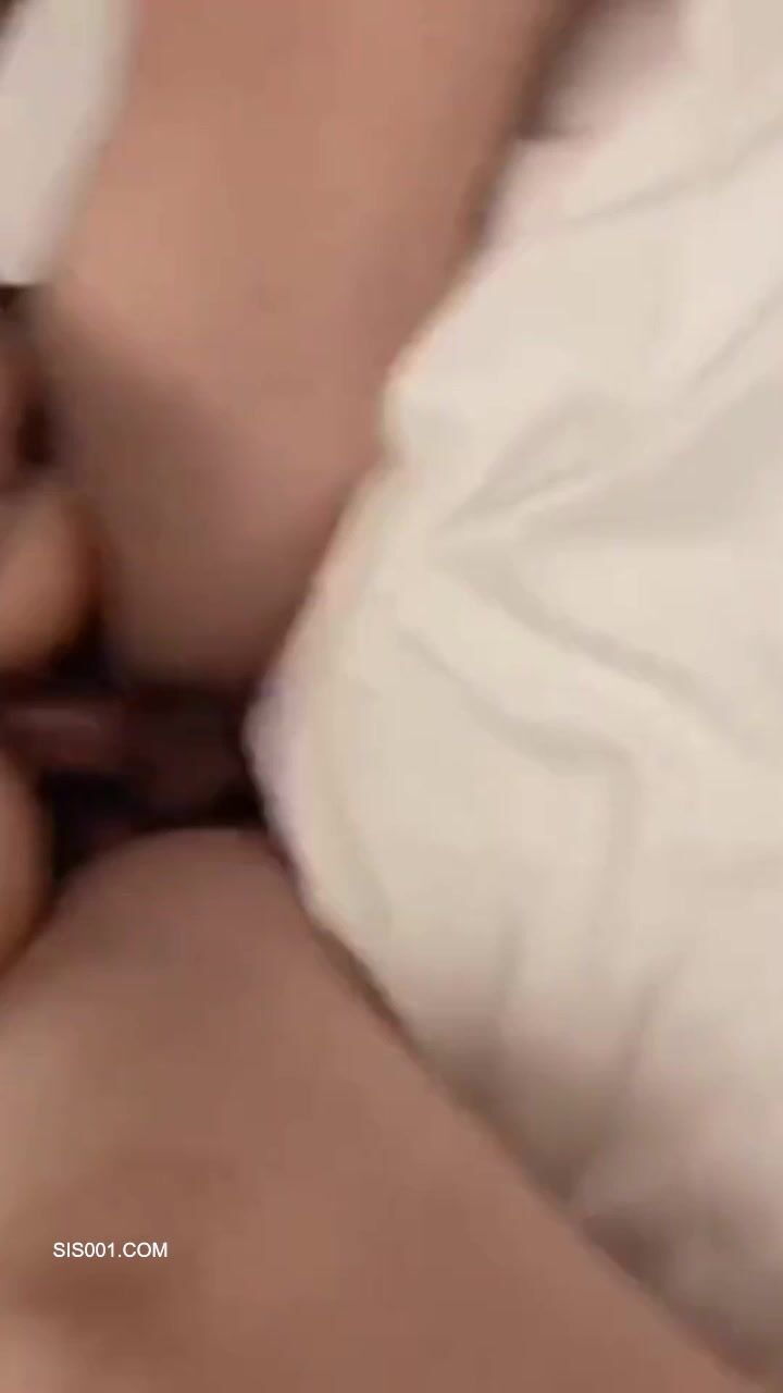 无套双飞漂亮美女 我不认识 眼镜妹子被操完不会帮鸡吧插入别人的逼逼 身材苗条 无毛鲍鱼