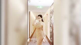 秀人超人气女神『王馨瑶』大尺度新作 粉金色礼服 岔开双腿撅起PP露内内 捏乳头