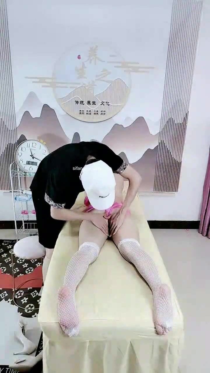 【姑娘你好骚】按摩店25岁少女全身按摩 按着按着反应强烈~非要吃鸡干一炮才罢休