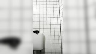 【無水印原版---新片速遞】2022.8.2，【健身教练】，健身房内，偷偷躲在厕所，跳蛋塞穴水汪汪，直接喷了，紧张刺激