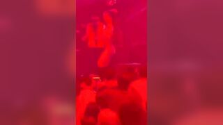 为什么那么多人喜欢去夜店 就是为了这种福利 大奶美眉脱光光跳舞 还可以随便摸 真放得开啊 太嗨了