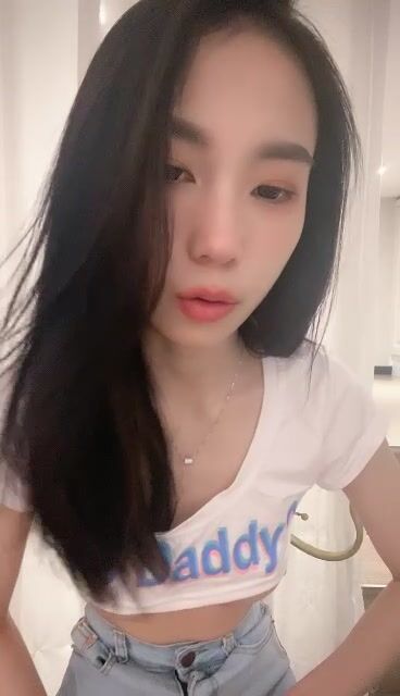 极品美女【月月嗷】修长美腿细腰，脱衣舞诱惑，多毛骚逼自慰，超近视角特写，双指扣入水很多