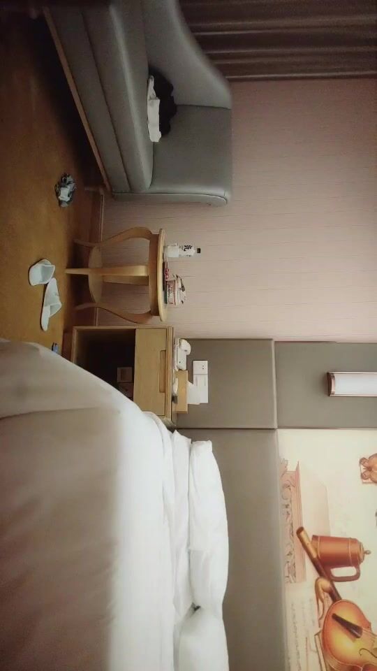 2022-9-14【哥现在只是个传说】美腿爆乳极品外围，开档黑丝太骚了，69互舔骑乘位爆操骚逼