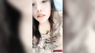 【菲娅】19岁学生妹 完美露脸~蜜桃美臀~脱衣露出白皙大奶~手持AV震动棒插穴震击淫穴