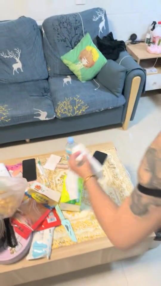 很有感觉的黑丝小少妇露脸跟小哥激情性爱，舌吻口交大鸡巴温柔的舔舐，让小哥无套爆草玩骚奶子，呻吟可射