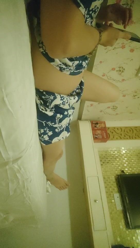 2022-10-22【小驴寻欢】找女技师半套服务，乳推毒龙转服务周到，拔下内裤摸穴，叫起来太骚了
