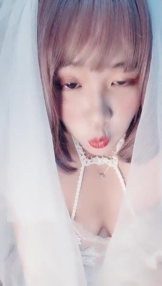 超可爱的萝莉女新娘，深夜诱惑狼友刺激直播，跟狼友互动撩骚新娘装逼逼里塞着大黑牛自慰搅拌