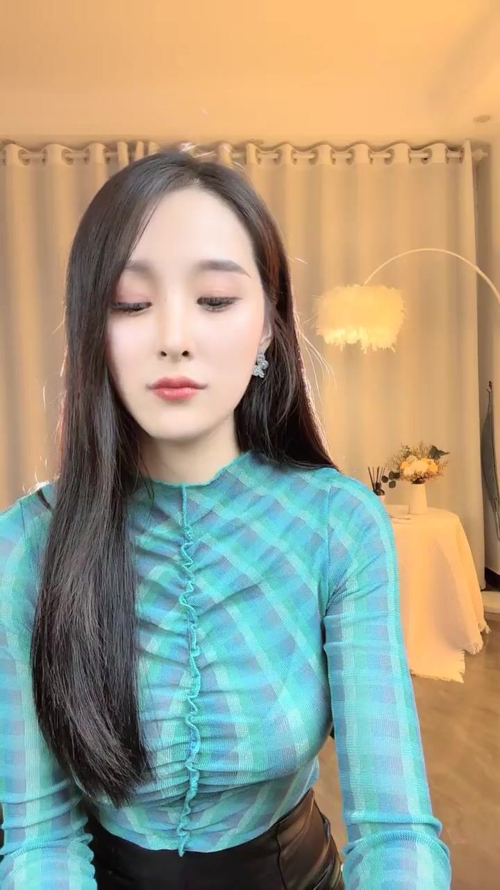 正宗绿播女神下海！长腿超级甜美御姐上线自慰，腿型很美 露点极高！逼还是粉嫩的，自慰水出够多，声音很甜蜜 请戴上耳机 长腿超级甜美御姐上线自慰，腿型很美 露点极高 (1)
