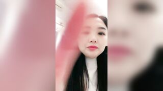 高端女白领上着班的刺激，漏出骚奶子揉捏秒脱裤子给狼友看逼差点被发现好刺激，到厕所尿尿自慰揉奶给狼友看