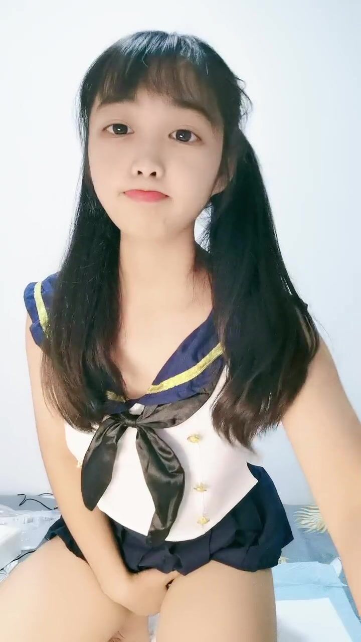 大半夜，制服清纯气息的美少妇生了孩子更显得年轻可爱，道具自慰，鲍鱼也不黑