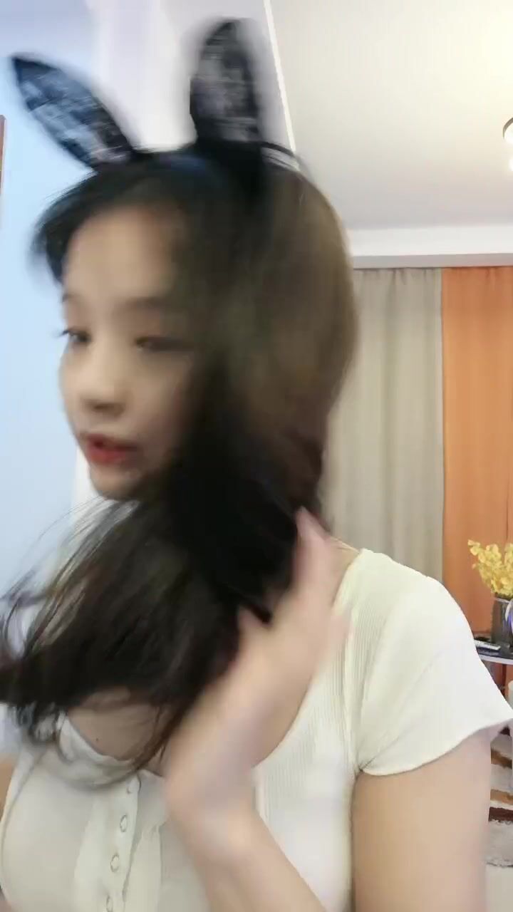 兔兔和妖妖女神姐妹花！超高颜值吊带丝袜！地上扶着假屌磨穴，闺蜜用奶头磨蹭，酸奶抹逼掰穴