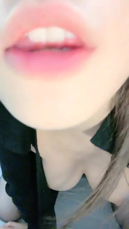 极品尤物！超高颜值女神！外表甜美玩起来很骚，白嫩极品美乳，黑丝美腿扣多毛骚穴，跳蛋震动爽翻