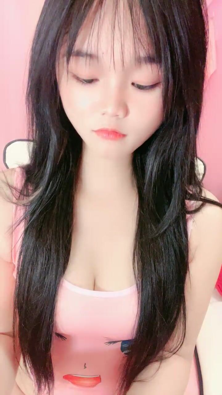 邻家妹妹！极品尤物美少女！死库水拨开内裤，一线天无毛小嫩穴，拿出假屌抽插，娇喘呻吟大声