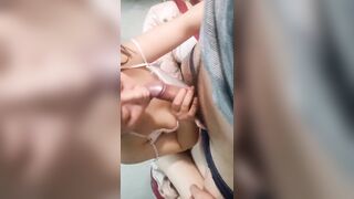 漂亮少妇吃鸡 好吃 香不香 嗯 太舒服了 手拿开别耽误我吃鸡 这少妇吃鸡看着都香