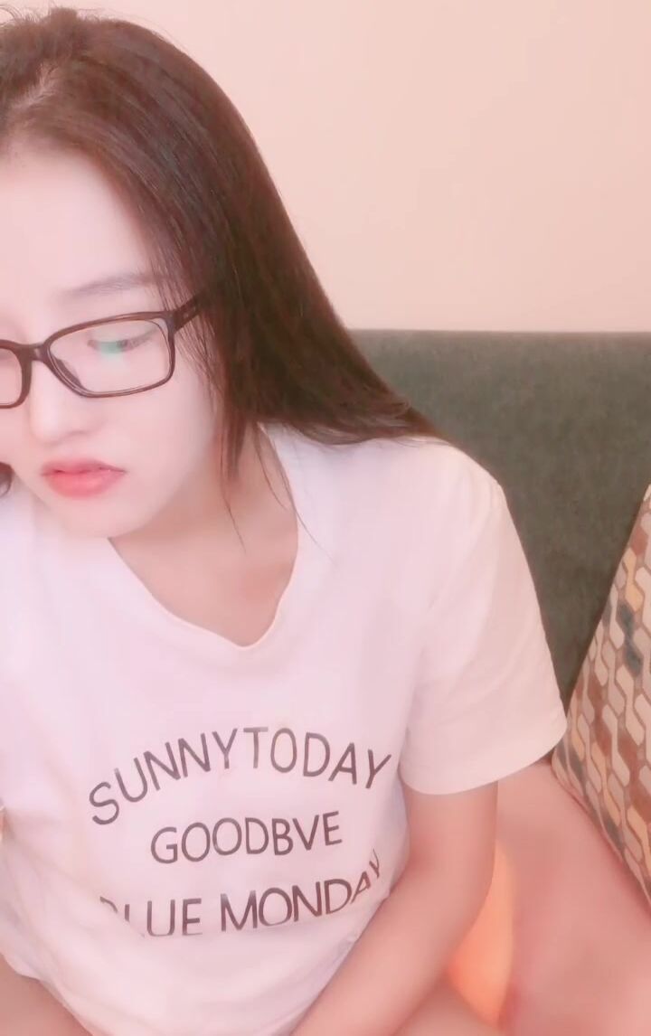 大奶眼镜小姐姐！外表文静乖巧！被炮友脱下内裤，翘起屁股超肥美穴，吸吮舔屌站立后入，第一视角拍摄