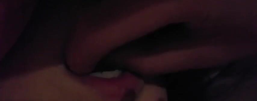 迷玩高颜值娇嫩亲小妹 翻弄眼睛大口吃鸡浅玩美穴含自述
