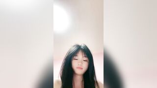 邻家妹妹！甜美清纯小萝莉！娇小身材，居家床上扭腰摆臀，脱光光揉搓小穴，掰开骚逼看洞洞