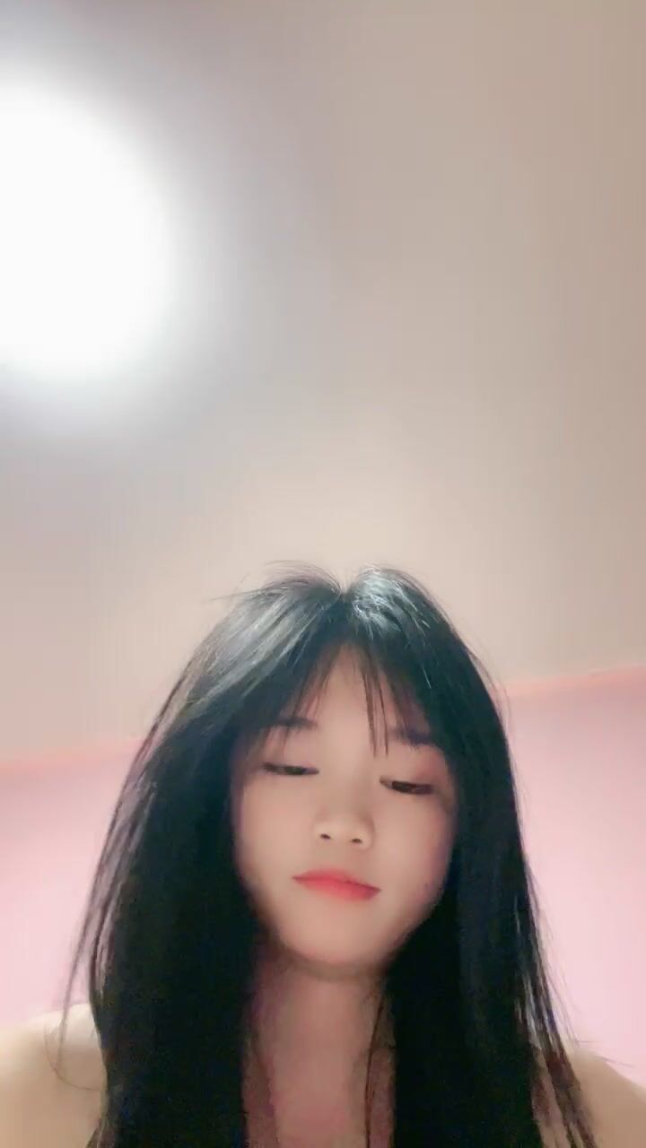 邻家妹妹！甜美清纯小萝莉！娇小身材，居家床上扭腰摆臀，脱光光揉搓小穴，掰开骚逼看洞洞