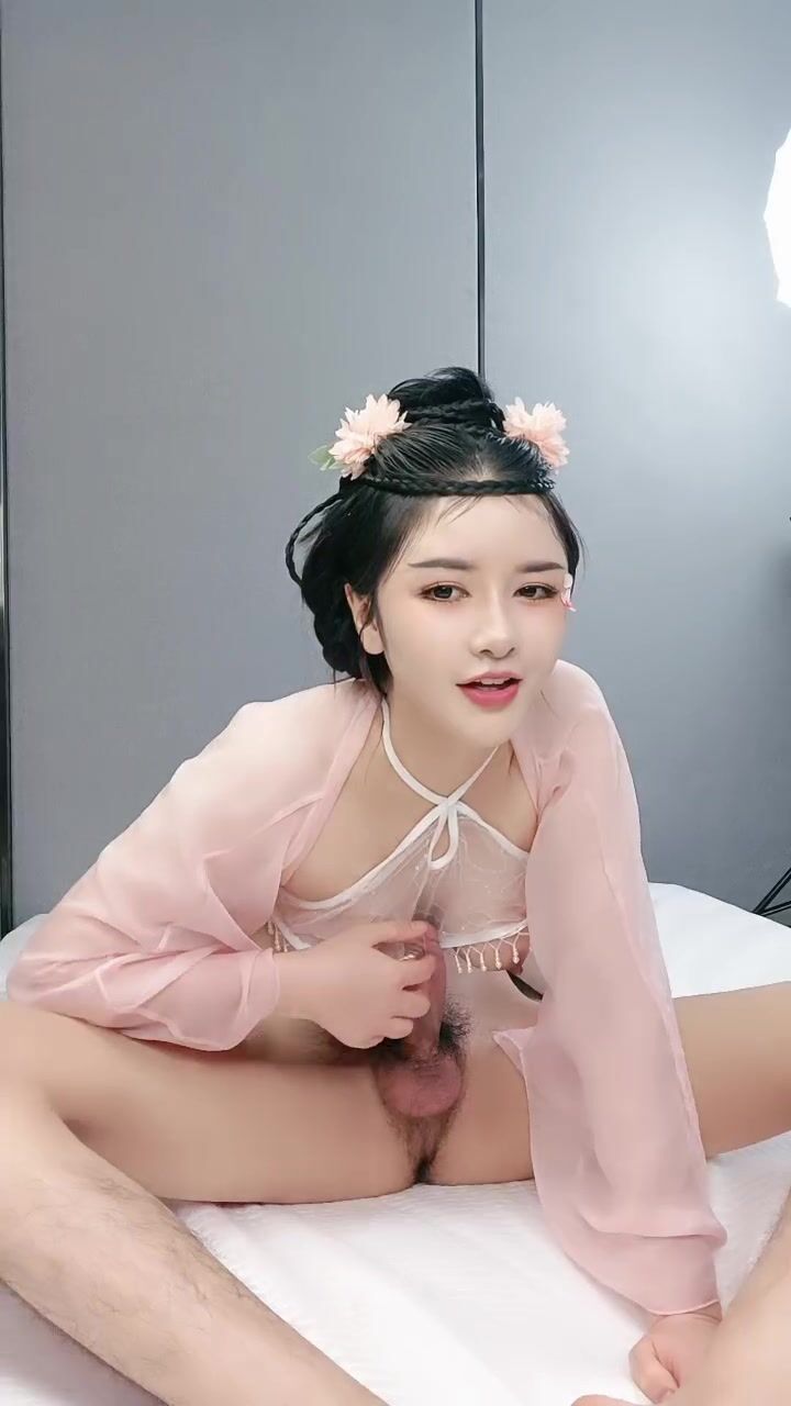 九头身168CM极品尤物！古风装扮超诱人！白丝美腿吸吮大屌，骑乘位爆操骚穴，换装连体网袜后入