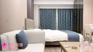 全国外围女探花鬼脚七 酒店3000元约操大学生兼职外围，软萌乖巧，白嫩翘臀