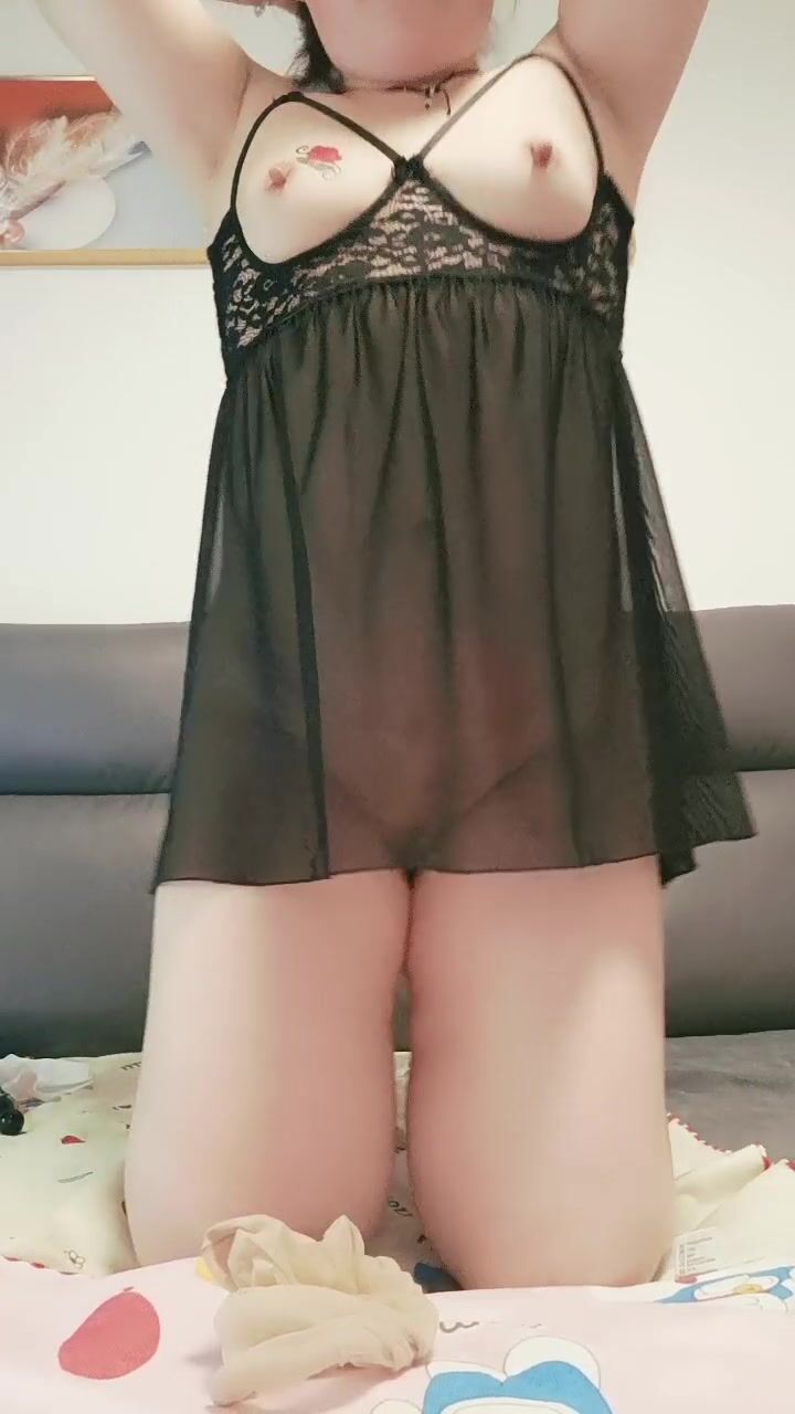轻熟女丰满大白屁股，掰穴特写白虎蝴蝶逼道具自慰插穴，淫水可不少