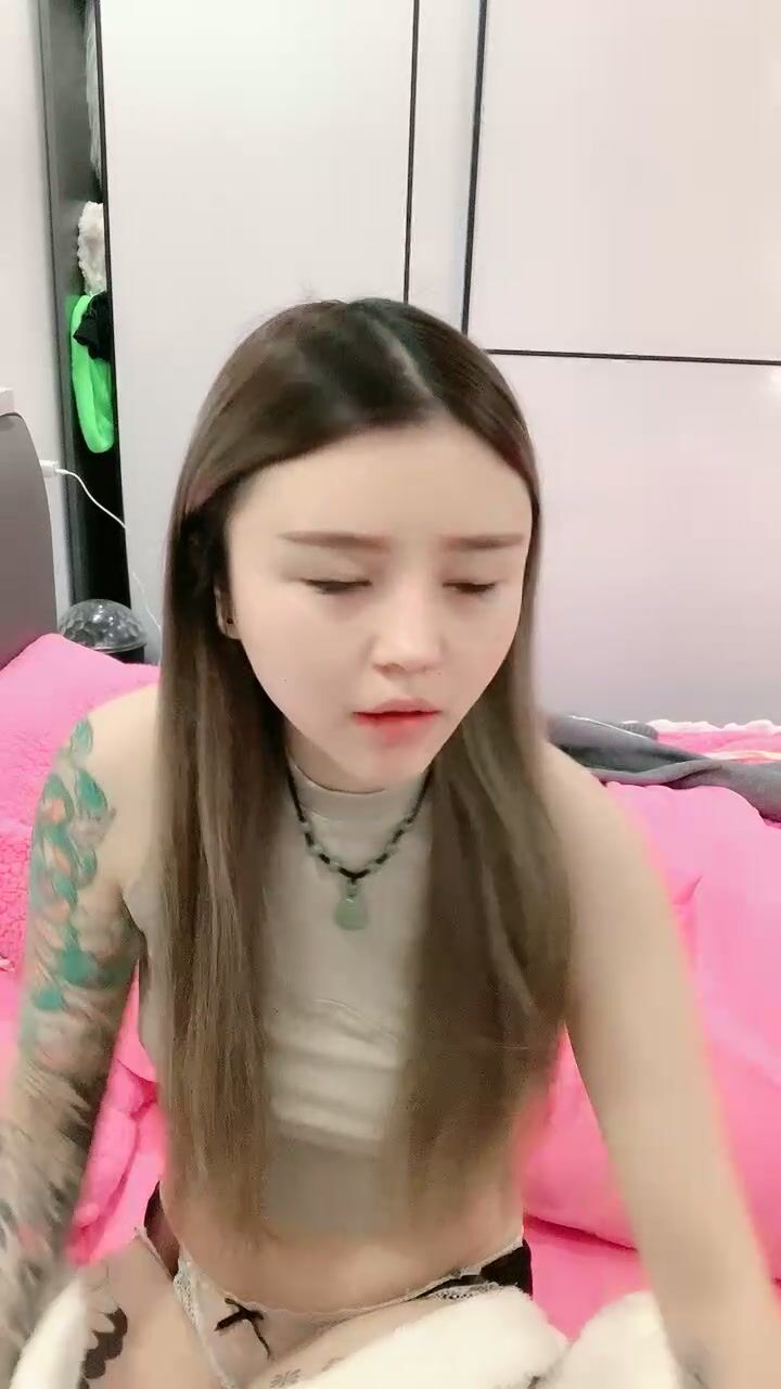 满身纹身的渣女露脸跟小哥啪啪性爱，敞亮刺激玩的开，亲小嘴舔鸡巴刮逼毛，无套爆草蹂躏玩弄骚奶子叫声好骚