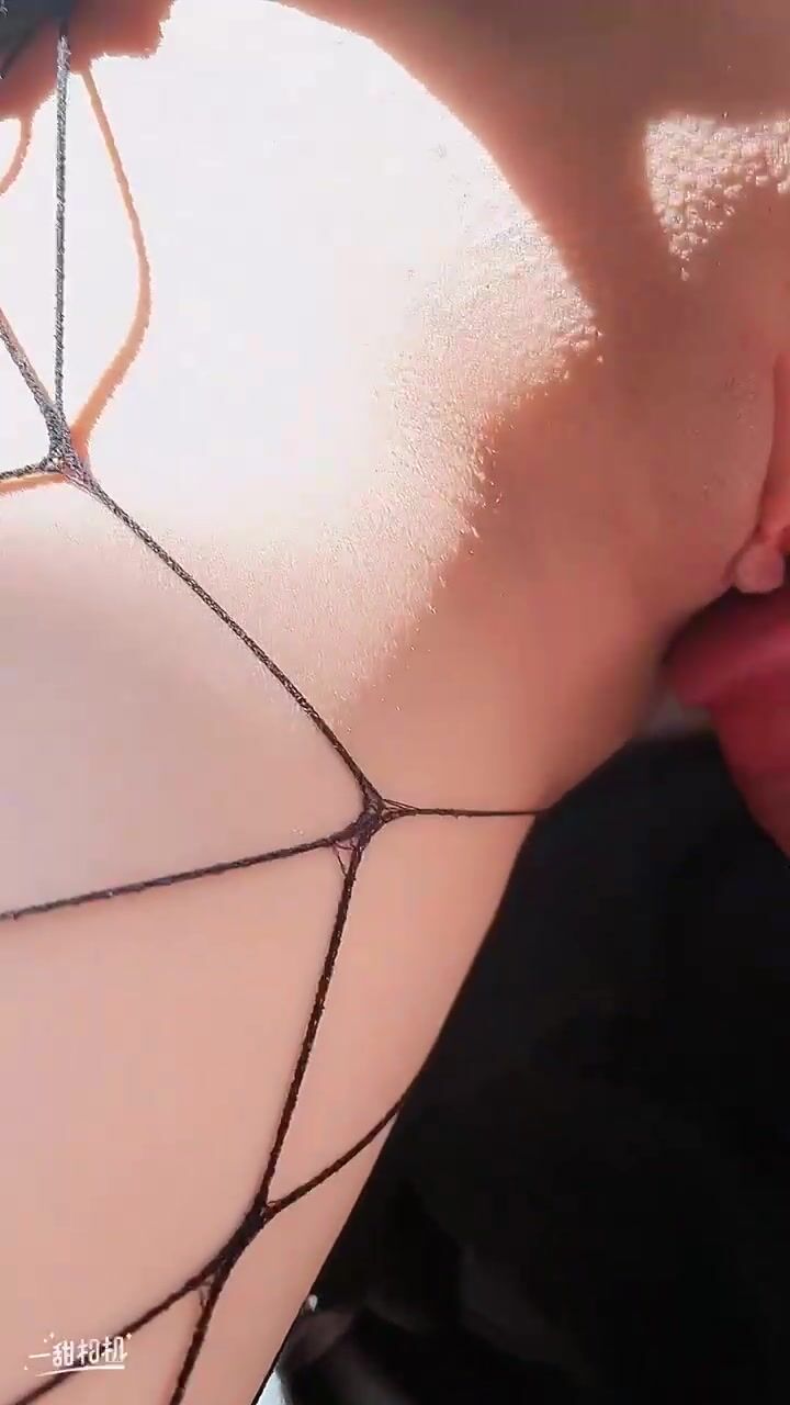 把毛剃光的学妹自己玩起来了 边磨蹭边插入，直接在阳台就做爱