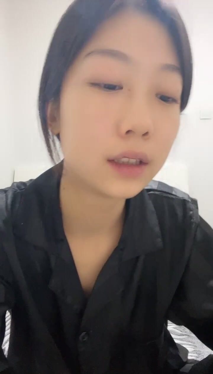 绿播美女下海！苗条身材贫乳！修长美腿翘起肥臀，新道具振动棒抽插，娇喘呻吟诱惑