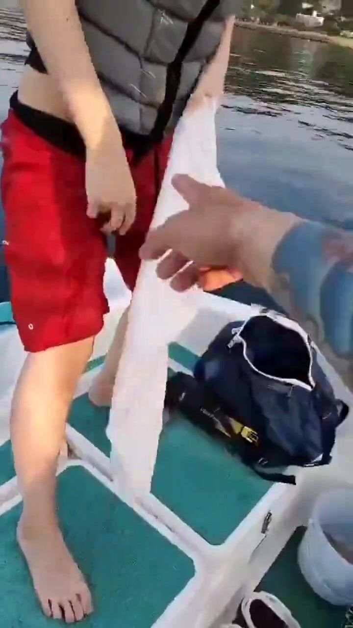 你们都是坏人 下次不跟你们出来玩了 人家换个内内还要看逼看奶