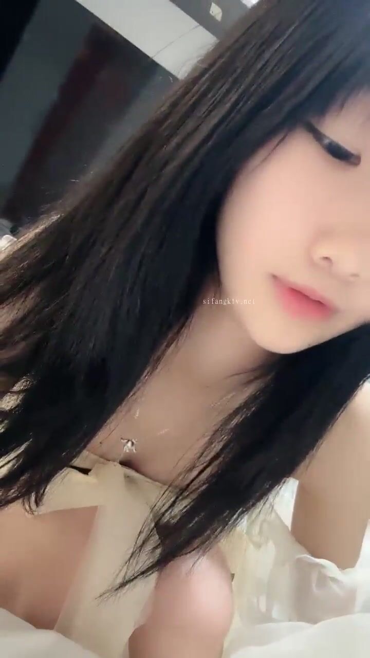 大长腿可爱萝莉【19岁就是好粉 首次下海】兔牙美眉 新鲜出炉2