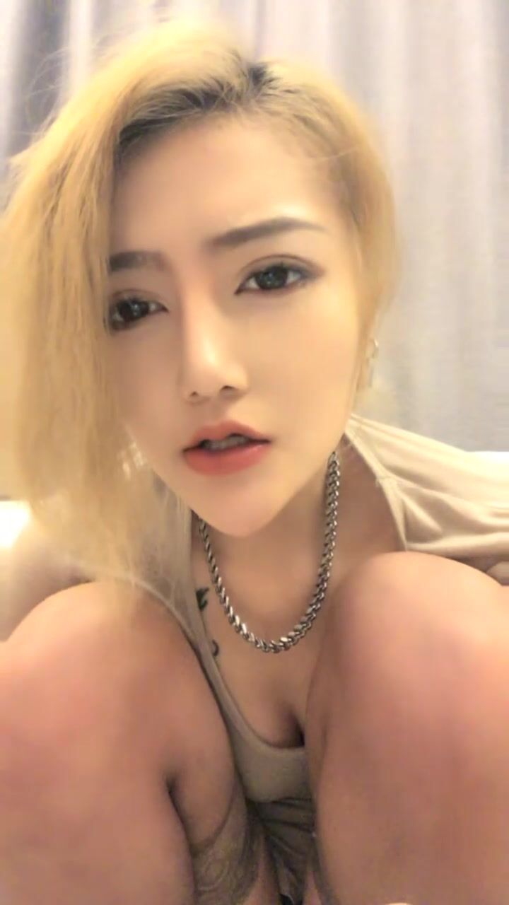 金发淫骚网红美女！表情淫荡小骚货！脱掉内裤露骚穴，翘起美臀掰开，自摸奶子，搔首弄姿