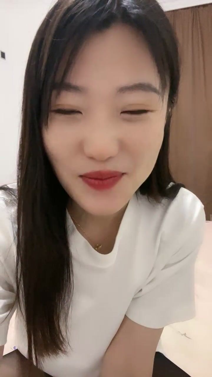 十分淫骚小少妇！情侣居家操逼！抓起大屌猛吸，口活技巧一流，张开双腿求操，骑乘位深插到底