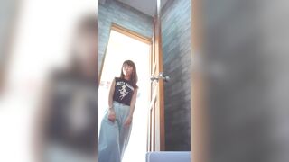 最新全镜偷窥青春美眉嘘嘘 爱运动的妹子身材就是好 尤其大肥屁屁简直无敌了 脱裤子都困难 高清原档