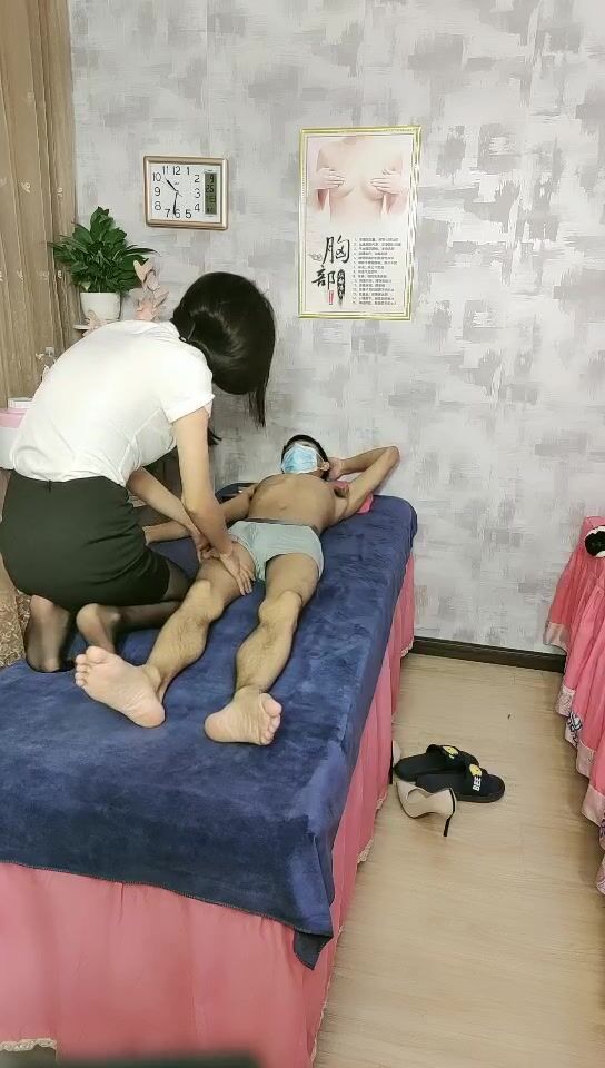 折扇戏红颜精神小伙按摩店享受两个黑丝高跟制服女技师的特殊服务，按摩床上各种抽插蹂躏，边草边草淫乱刺激