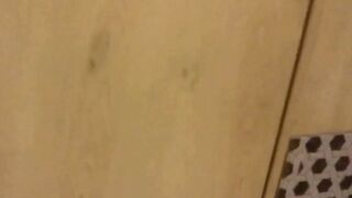 作死大神直接闯入女厕 拍B还要拍脸 直接被发现了