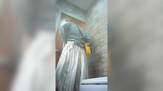 《精品 合集》国内某景区公共女卫生间刁钻视角高清全景偸拍好多年轻气质漂亮小姐姐方便有几个极品BB看的好激动23V全3