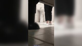 《魔手 外购》胆量惊人的厕拍大神潜入国内某高校女厕所蹲坑守候隔板缝中连续TP好多学生妹课间方便靓妹不少哇25V6