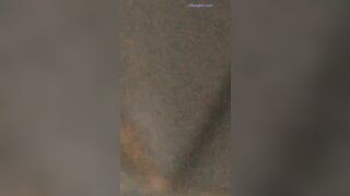 《魔手 外购》胆量惊人的厕拍大神潜入国内某高校女厕所蹲坑守候隔板缝中连续TP好多学生妹课间方便靓妹不少哇25V13