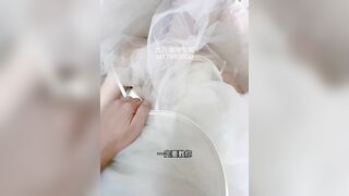 海角惊现反差婊『胡九万』粉丝定制私拍 穿婚纱被爆操正爽的时候 老师电话打过来被吓喷水 高清720P原档