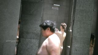 澡堂偷拍高冷少妇 全身白嫩透着粉红小贫乳微微下沉