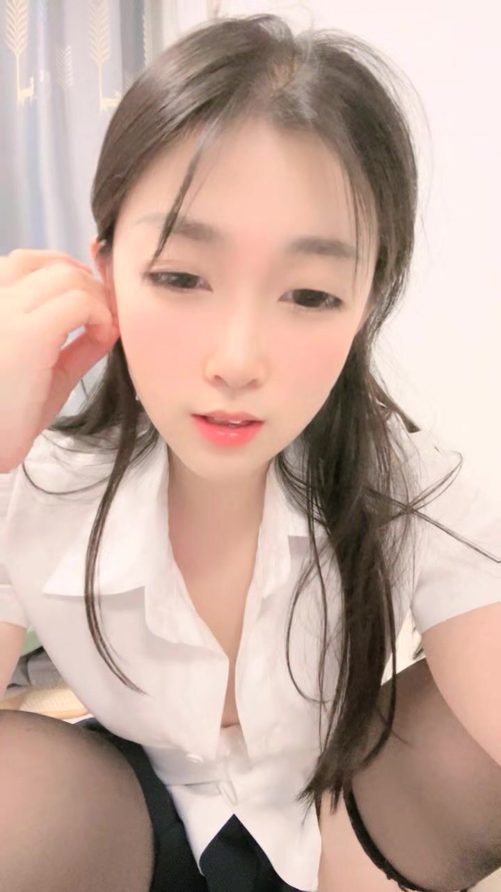 极品尤物颜值女神！衬衣短裙很燥热！收费房道具自慰，手指扣入到底，假屌骑乘位，大白美臀套弄