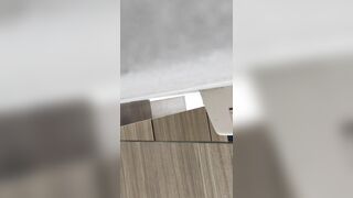 牛逼大神闯入女厕正面拍鲍