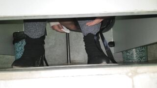 办公楼女厕全景偷拍美女同事的多毛小嫩鲍