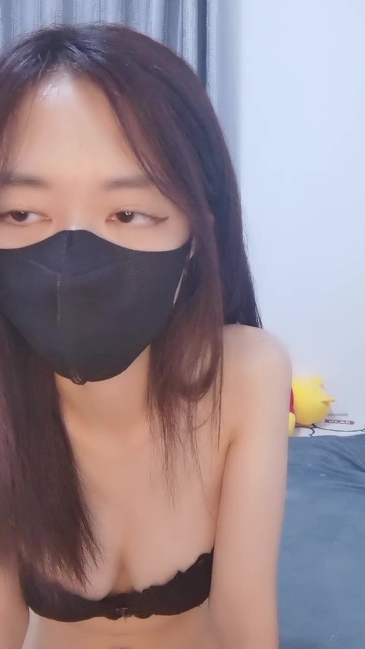 新人甜美少女！苗条身材美乳！揉捏抖动，双指插入猛扣，手法非常熟练，翘起屁股后面扣弄