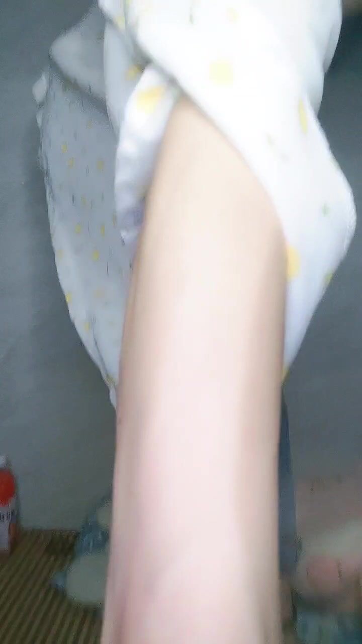 小少妇白衬衣开档牛仔裤很是性感诱惑，镜头前跟狼友互动撩骚，揉奶玩逼特写道具抽插