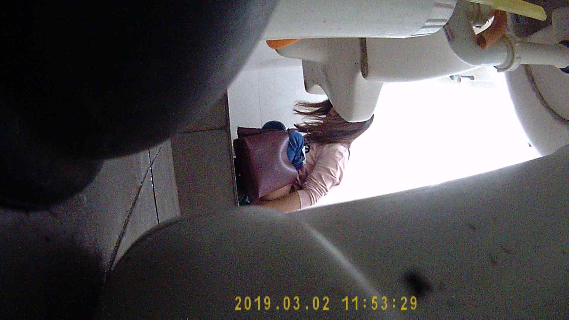补习班卫生间暗藏摄像头偷拍补习结束的学生妹在卫生间换衣服和尿尿粉女