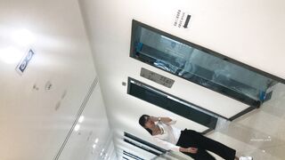 大神一路游走大街小巷四处跟踪偷窥多位美女少妇的各种美鲍211